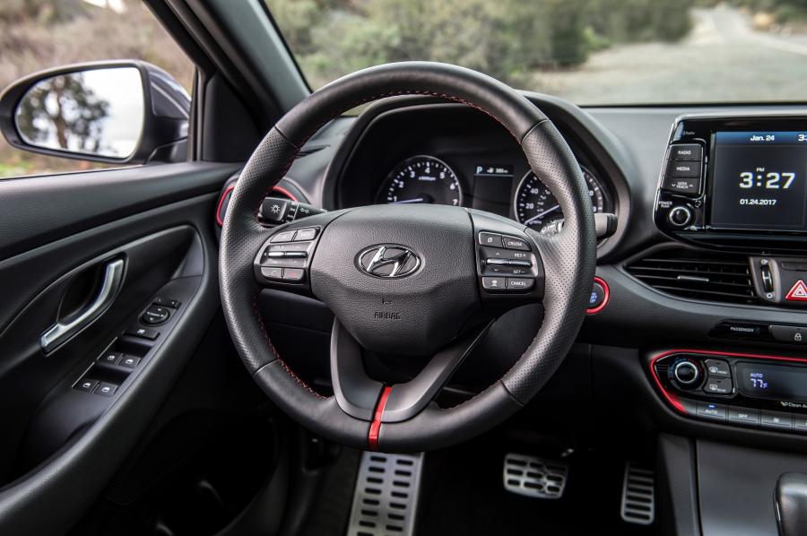 Панель приборов Hyundai Elantra GT Sport 2017 года  (фото 20 из 40)